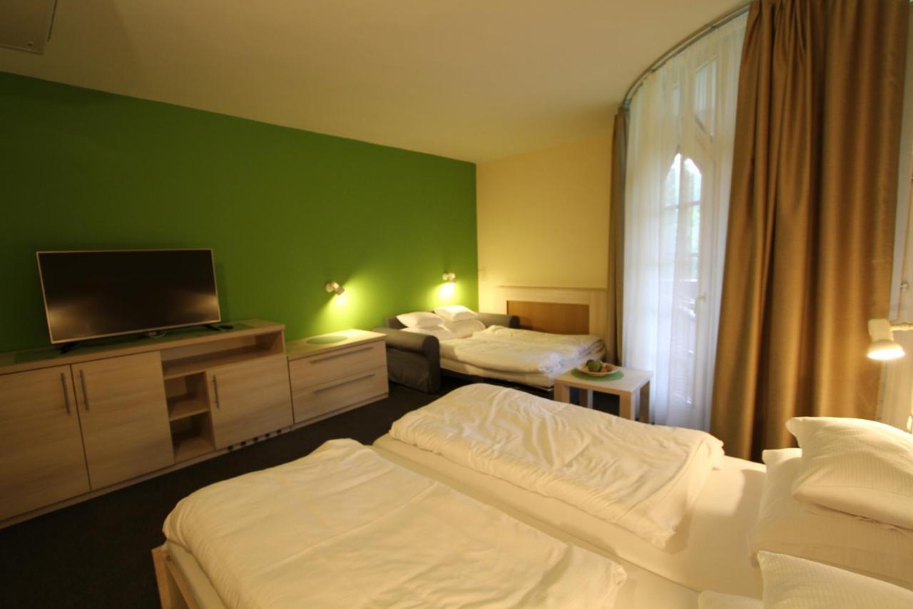Grantek Ueduelohaz Hotel Balatonlelle Exterior photo